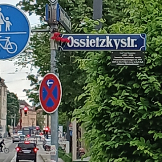 Mit roten Nelken geschmückt...