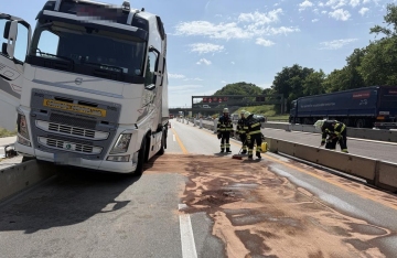 Vollsperrung Autobahn A96 -große Menge Diesel ausgelaufen