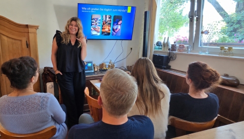 Digitaler Minimalismus im Fokus - Nina Pagett beim 117. Unternehmerstammtisch in Laim