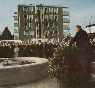 Ein Stück Heimat kehrt zurück: Der historische Spenderbrunnen sprudelt wieder!